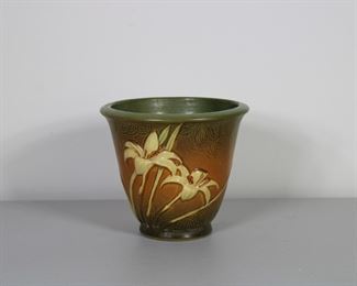 Roseville Pottery Zephyr Lily planter # 672-5"
