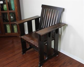 Prairie School design oak arm chair in original finish with original leather seat. 29” wide, 24” deep, 36” tall