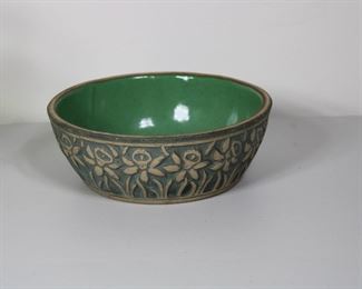 Red Wing Brushware daffodil dish in near pristine condition