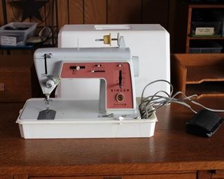 Excellent Condition Singer Sewing Machine Special Edition Touch and Sew Zig Zag Model 626 in its original case