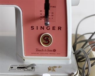 Excellent Condition Singer Sewing Machine Special Edition Touch and Sew Zig Zag Model 626 in its original case