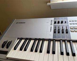 Yamaha Motif ES8 Keyboard 