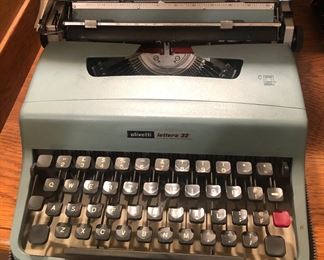 Vintage Olivetti Lettera 32 typewriter with case - made in Italy