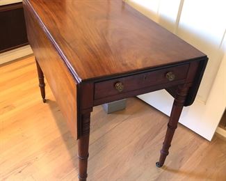 Mahogany Sheraton-style Pembroke dropleaf table with drawer - circa 1820 (35.5”L, 28”H, 20”W - extends to 39” wide/long with both leaves up) 