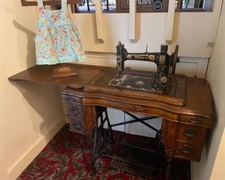 White Rotary Treadle Sewing Machine and Table - it works! - C. 1890&nbsp;