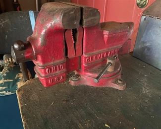 Columbian Bench 4" Vise -&nbsp;Swivel Base Cast Iron - 28 Pound - Red C44 Cleveland Ohio USA.