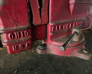 Columbian Bench 4" Vise -&nbsp;Swivel Base Cast Iron - 28 Pound - Red C44 Cleveland Ohio USA.