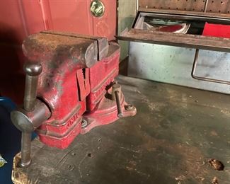 Columbian Bench 4" Vise -&nbsp;Swivel Base Cast Iron - 28 Pound - Red C44 Cleveland Ohio USA.