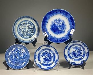(5PC) CHINESE CANTON PLATES  |  Including a pair of small Canton plates decorated with floral pattern, a Canton plate decorated with buildings and nature scenes, a Chinese export / old Canton plate, and a blue and white Chinese plate with intricate architectural scene. 