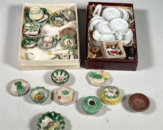 LARGE GROUP DOLL HOUSE MINIATURES  |  Porcelain / china, ceramics, and other dishes and objects, including miniature glass cats. 