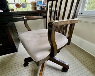 46. Raymour & Flanigan Desk Chair (26" x 24" x 36")