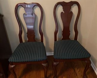 BUY IT NOW! $500 Queen Anne Style Dining Table and 4 Chairs, 2 leaves