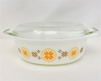 Lot #110  - Vintage 1960's Town Country 1.5 Qt Pyrex w/ Lid- Oval Shaped #043