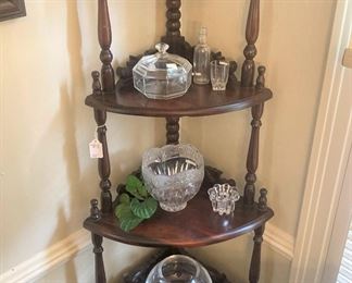 Corner display shelf