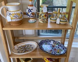 Numerous handpainted, Italian pottery
