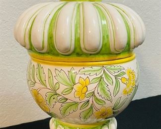 1	$200 	
Pair of italian Urns with lids 20x10 Made in italy for Meiselman Imports green / white / yellow 		