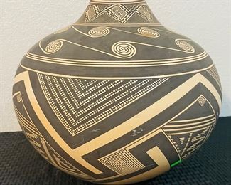 4	$700 	
Zuni pottery 18x16 signed Burrito Tom 	
