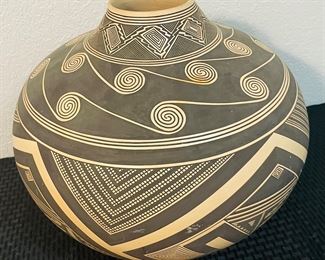 4	$700 	
Zuni pottery 18x16 signed Burrito Tom 	