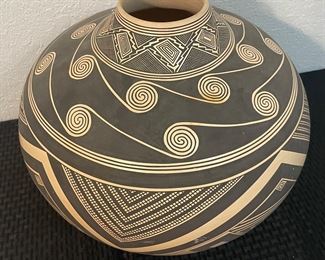4	$700 	
Zuni pottery 18x16 signed Burrito Tom 	