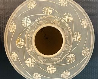 4	$700 	
Zuni pottery 18x16 signed Burrito Tom 	