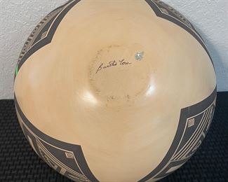 4	$700 	
Zuni pottery 18x16 signed Burrito Tom 	