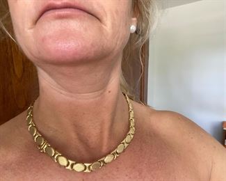 $1,450 Made in Italy flat 14kt gold necklace with oval design. 