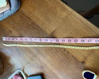 $1,450 Made in Italy flat 14kt gold necklace with oval design. 