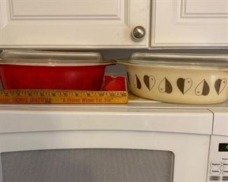 Microwave and lovely Pyrex vintage ware 