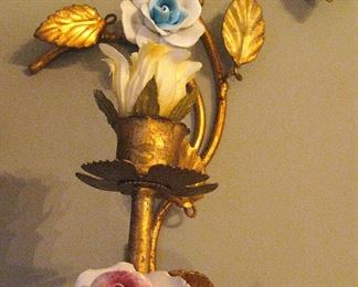 Italian Florentine Tole Gold Gilt Étagère With Porcelain Roses Matching Wall Sconces