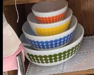 The famous Pyrex Dot set great condition.