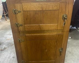 Vintage Icebox/Refrigerator gutted for Display purposes or fantastic Mini Bar and is very easy to move with just one person. Fantastic condition, great addition to any Vintage Kitchen