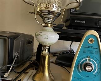 VI NTAGE LAMP AND METRONOME