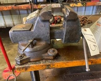  METAL TABLE WITH VISE