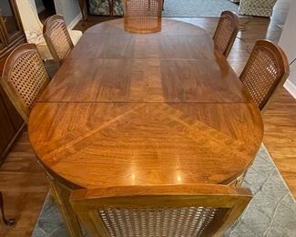 $350 Dining room table w/2 leaves and 6 chairs 