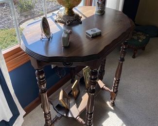 Turned leg small table 