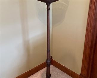 candle stand with neat wire work basket 