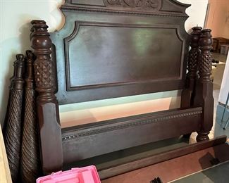 beautiful four poster Pineapple style bed