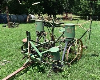 Antique John Deer Planter in Beautiful Condition!