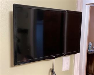 Smaller LG tv with wall mount 