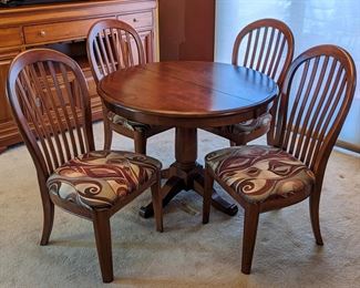 Round Dining Table and Chairs. There is some light wear on the cushions but in overall great condition. Includes six chairs and an additional leaf. The table measures 41” in diameter and 30” high