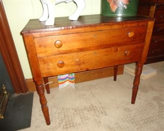 Vintage simple 2 drawer table/chest