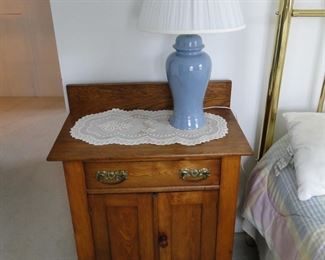 Yup, those are the original wheels on this nightstand, 