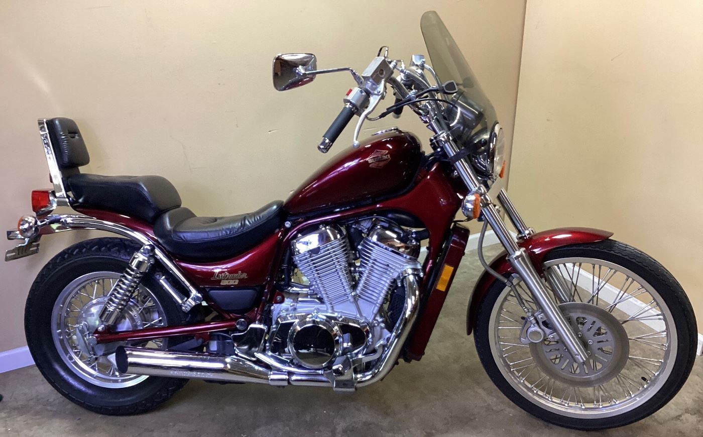 1995 SUZUKI INTRUDER 800, FULLY SERVICED IN APRIL 2023 SUZUKI OF WINSTON SALEM, LOW MILES 5860, WATER COOLED V TWIN MOTOR, TIRES 85%, BIKE IS LIKE NEW