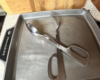 This is a super neat vintage Frigidaire tray.