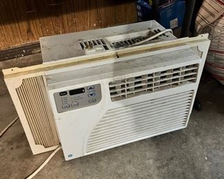 Working window AC… no fist fights over this one please; it’s too hot for that poo!