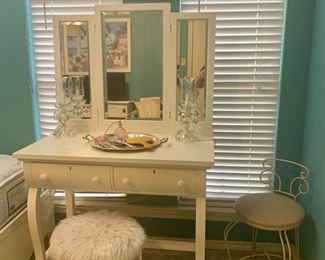 This vintage dressing table features a bifold beveled mirror.