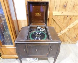 Antique Victrola works!