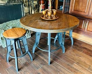 Pottery barn table and chairs
Adjustable height 