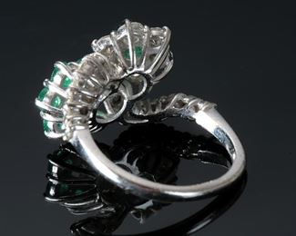 18k White Gold Diamond & Emerald Flower Cluster Ring Size: 7.5	331421