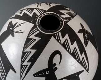 Lucy M Lewis Acoma Pueblo Pottery Seed Pot Deer Native American 	425035	4in H x 3.75in Diameter at widest point 